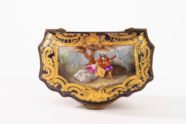 Cofanetto di forma mossa in porcellana policroma su fondo blu, manifattura di Sèvres, fine secolo XIX - inizi secolo XX  - Asta Incanti d'Arte - Associazione Nazionale - Case d'Asta italiane