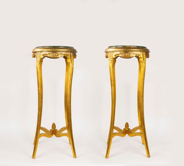 Coppia di gueridon in legno intagliato e dorato con ripiano in marmo verde, secolo XX  - Asta Incanti d'Arte - Associazione Nazionale - Case d'Asta italiane