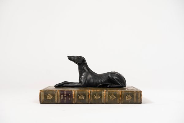 Fermacarte in legno dipinto a forma di levriero accovacciato su libro  - Asta Incanti d'Arte - Associazione Nazionale - Case d'Asta italiane