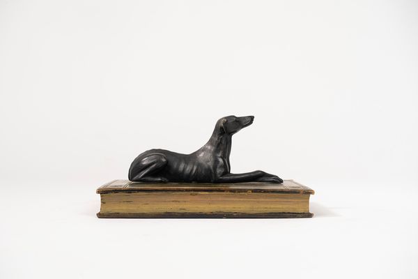 Fermacarte in legno dipinto a forma di levriero accovacciato su libro  - Asta Incanti d'Arte - Associazione Nazionale - Case d'Asta italiane