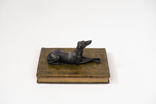 Fermacarte in legno dipinto a forma di levriero accovacciato su libro  - Asta Incanti d'Arte - Associazione Nazionale - Case d'Asta italiane