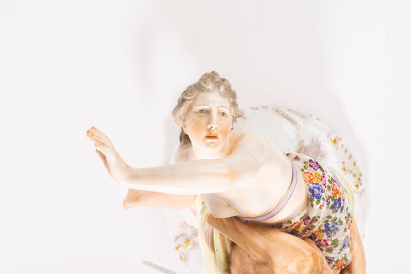 Gruppo scultoreo in porcellana policroma raffigurante Zefiro e Clori, fine secolo XIX - inizi secolo XX  - Asta Incanti d'Arte - Associazione Nazionale - Case d'Asta italiane