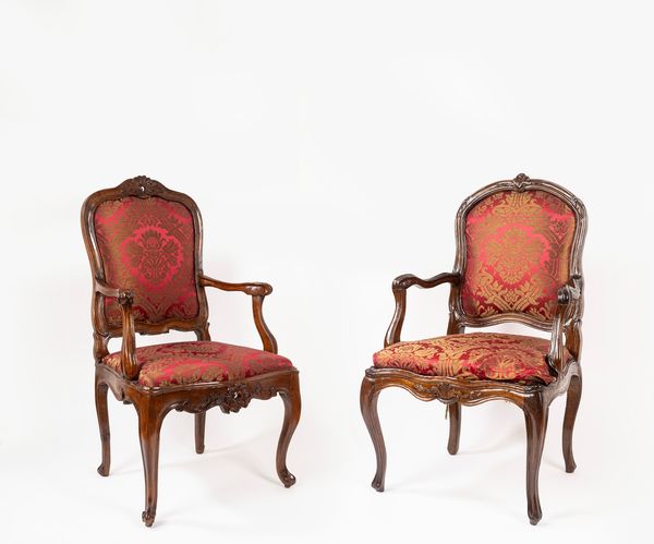 Due poltrone Luigi XV in legno intagliato  - Asta Incanti d'Arte - Associazione Nazionale - Case d'Asta italiane