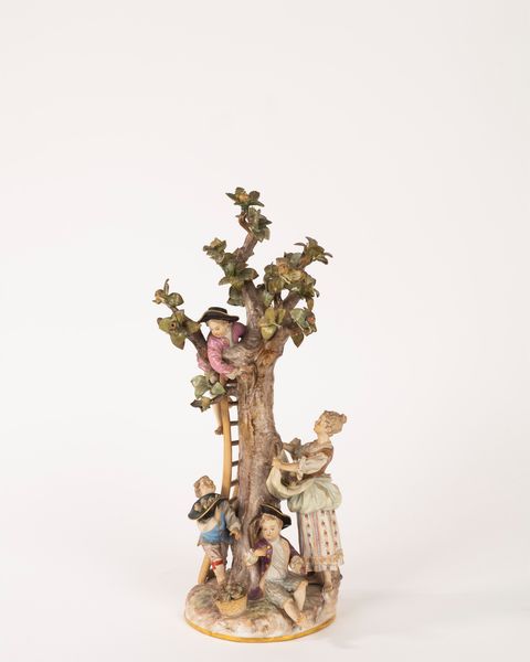 Gruppo in porcellana policroma raffigurante la raccolta delle mele, manifattura di Meissen, secolo XIX  - Asta Incanti d'Arte - Associazione Nazionale - Case d'Asta italiane