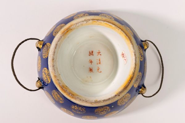 Coppa in porcellana blu con decorazioni in oro, Cina fine secolo XIX  - Asta Incanti d'Arte - Associazione Nazionale - Case d'Asta italiane
