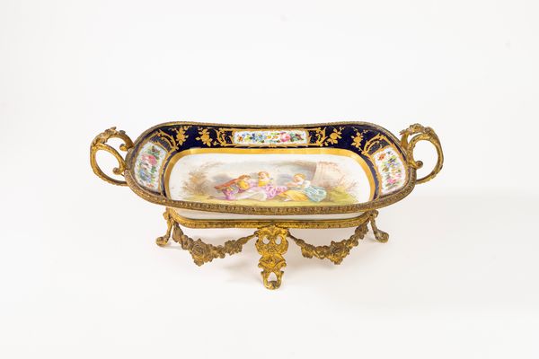 Alzata in porcellana policroma con montatura in bronzo dorato, manifattura di Sevres fine secolo XIX - inizi secolo XX  - Asta Incanti d'Arte - Associazione Nazionale - Case d'Asta italiane