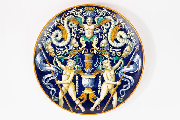Coppia di grandi piatti da parata in maiolica policroma. Manifattura di Richard Ginori, fine secolo XIX/XX  - Asta Incanti d'Arte - Associazione Nazionale - Case d'Asta italiane