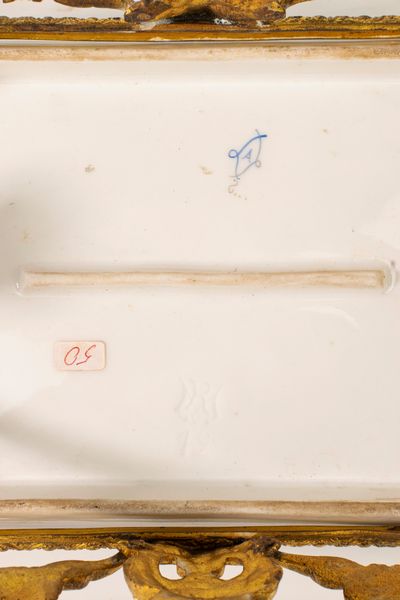 Alzata in porcellana policroma con montatura in bronzo dorato, manifattura di Sevres fine secolo XIX - inizi secolo XX  - Asta Incanti d'Arte - Associazione Nazionale - Case d'Asta italiane