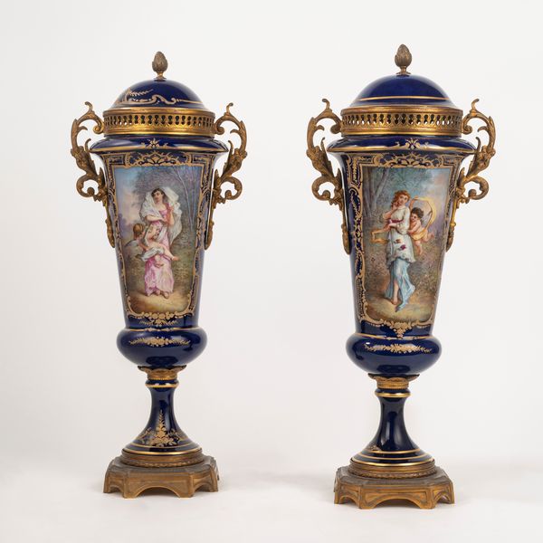 Coppia di vasi pot-pourri biansati con coperchi in porcellana di Sèvres con guarnizioni in bronzo dorato, secolo XIX  - Asta Incanti d'Arte - Associazione Nazionale - Case d'Asta italiane