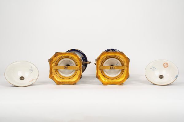 Coppia di vasi pot-pourri biansati con coperchi in porcellana di Sèvres con guarnizioni in bronzo dorato, secolo XIX  - Asta Incanti d'Arte - Associazione Nazionale - Case d'Asta italiane