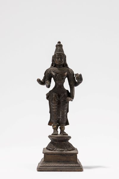 SCULTURA IN BRONZO RAFFIGURANTE PARVATI LAKSHMI STANTE  - Asta Incanti d'Arte - Associazione Nazionale - Case d'Asta italiane