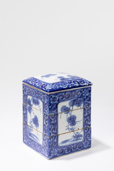 SCATOLA PORTAVIVANDE IN PORCELLANA BIANCA E BLU  - Asta Incanti d'Arte - Associazione Nazionale - Case d'Asta italiane