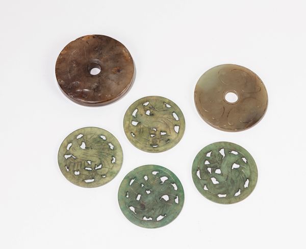 GRUPPO DI QUATTRO PENDENTI E DUE DISCHI BI IN PIETRA DURA  - Asta Incanti d'Arte - Associazione Nazionale - Case d'Asta italiane