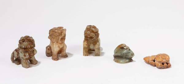 TRE LEONI, UN CANE E UN'ANATRA IN PIETRA DURA/GIADA  - Asta Incanti d'Arte - Associazione Nazionale - Case d'Asta italiane