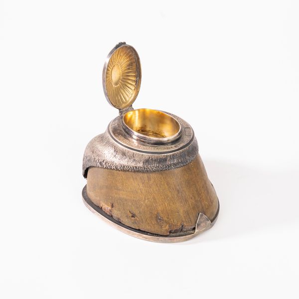 Calamaio in zoccolo di cavallo e metallo argentato. Inghilterra, secolo XIX  - Asta Incanti d'Arte - Associazione Nazionale - Case d'Asta italiane