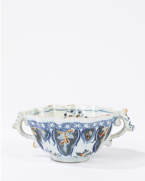 Coppa in maiolica policroma, Manifattura di Savona, secolo XVIII  - Asta Incanti d'Arte - Associazione Nazionale - Case d'Asta italiane