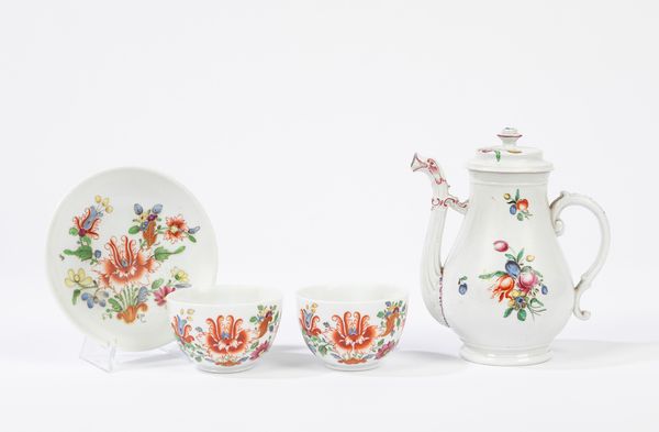 Lotto composto da due tazzine di cui una senza piattino ed una caffettiera in porcellana policroma  - Asta Incanti d'Arte - Associazione Nazionale - Case d'Asta italiane