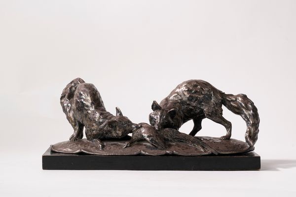 Guido Cacciapuoti : Scultura in terracotta ricoperta con lamina in rame argentato raffigurante due volpi che assaltano un fagiano  - Asta Incanti d'Arte - Associazione Nazionale - Case d'Asta italiane