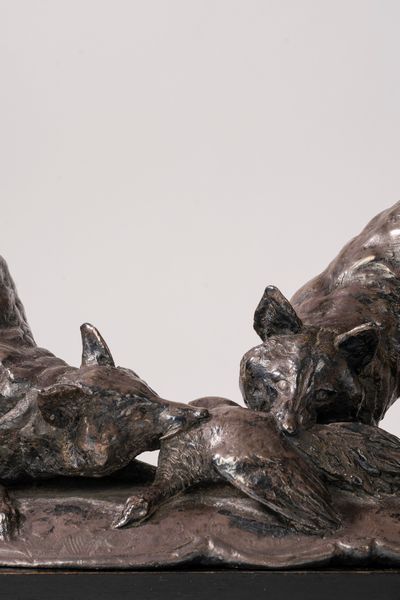 Guido Cacciapuoti : Scultura in terracotta ricoperta con lamina in rame argentato raffigurante due volpi che assaltano un fagiano  - Asta Incanti d'Arte - Associazione Nazionale - Case d'Asta italiane