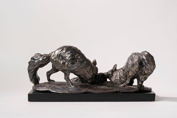 Guido Cacciapuoti : Scultura in terracotta ricoperta con lamina in rame argentato raffigurante due volpi che assaltano un fagiano  - Asta Incanti d'Arte - Associazione Nazionale - Case d'Asta italiane