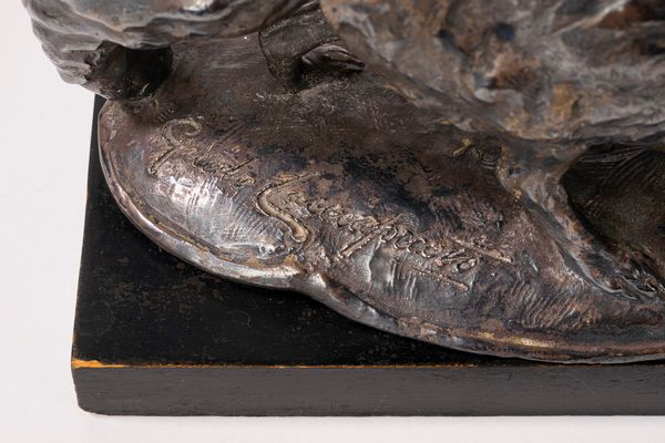 Guido Cacciapuoti : Scultura in terracotta ricoperta con lamina in rame argentato raffigurante due volpi che assaltano un fagiano  - Asta Incanti d'Arte - Associazione Nazionale - Case d'Asta italiane