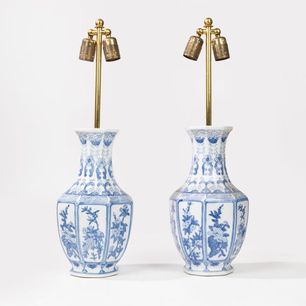 Coppia di vasi a balaustro in porcellana bianco-blu  - Asta Incanti d'Arte - Associazione Nazionale - Case d'Asta italiane