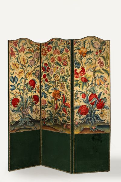 Paravento a tre ante rivestite in velluto verde e arazzo borchiato  - Asta Incanti d'Arte - Associazione Nazionale - Case d'Asta italiane