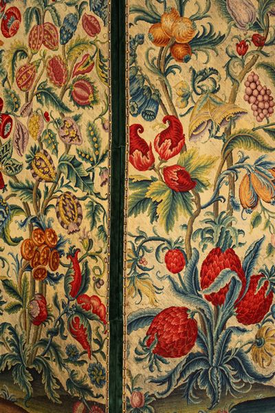 Paravento a tre ante rivestite in velluto verde e arazzo borchiato  - Asta Incanti d'Arte - Associazione Nazionale - Case d'Asta italiane