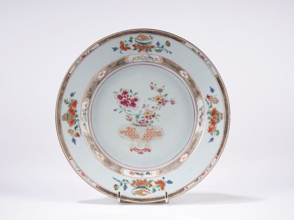 Piatto in porcellana famiglia rosa  - Asta Incanti d'Arte - Associazione Nazionale - Case d'Asta italiane