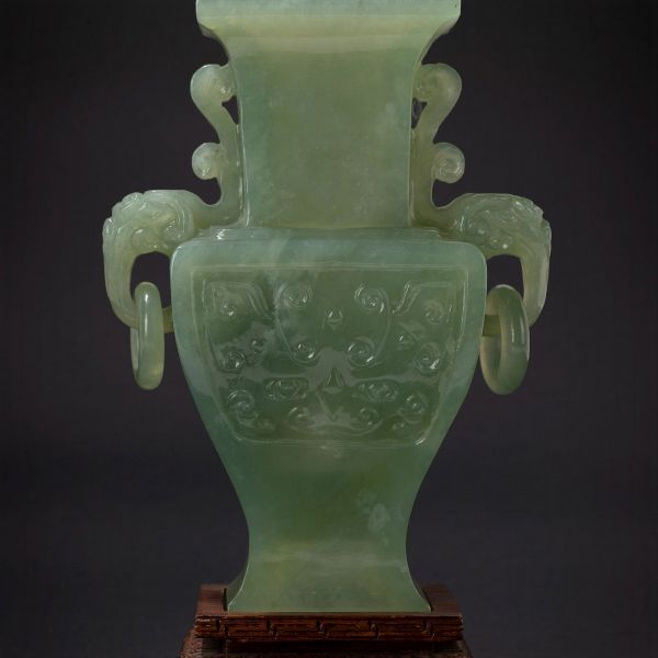 Vaso in giada di forma arcaica. Cina, secolo XX  - Asta Incanti d'Arte - Associazione Nazionale - Case d'Asta italiane