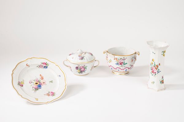 Lotto composto da quattro oggetti in porcellana policroma con profili dorati, manifatture diverse, secolo XVIII  - Asta Incanti d'Arte - Associazione Nazionale - Case d'Asta italiane
