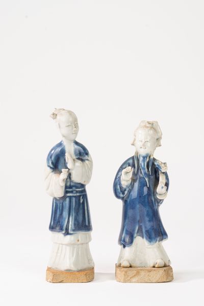 Coppia di figurine in porcellana con smalto in monocromia blu, Cina, secolo XVIII-XIX  - Asta Incanti d'Arte - Associazione Nazionale - Case d'Asta italiane