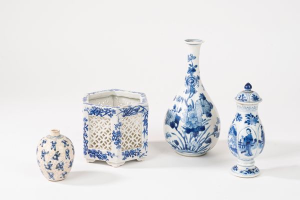 Lotto composto da quattro oggetti in porcellana bianca e blu, manifatture dei secoli XIX-XX  - Asta Incanti d'Arte - Associazione Nazionale - Case d'Asta italiane