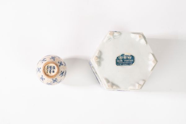 Lotto composto da quattro oggetti in porcellana bianca e blu, manifatture dei secoli XIX-XX  - Asta Incanti d'Arte - Associazione Nazionale - Case d'Asta italiane