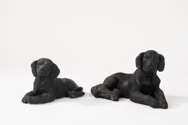 Lotto composto da due figure di cani Labrador in materiali differenti, secolo XX  - Asta Incanti d'Arte - Associazione Nazionale - Case d'Asta italiane