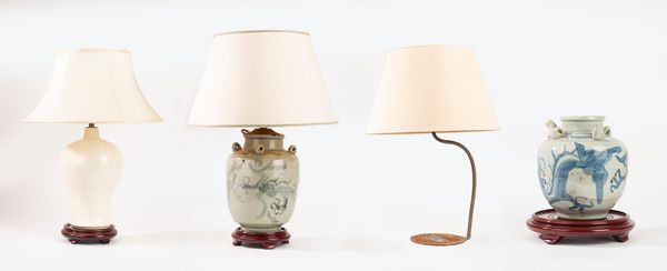 Lotto composto da due vasi montati a lampada, una giara ed un supporto per lampada di manifatture differenti, secoli XIX-XX  - Asta Incanti d'Arte - Associazione Nazionale - Case d'Asta italiane