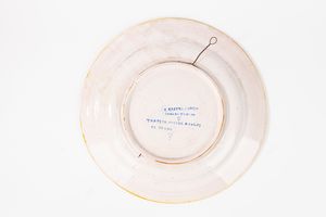 Due piatti da parata istoriati in maiolica policroma a lustro. Manifattura Mastro Giorgio, Gualdo Tadino, secolo XX  - Asta Incanti d'Arte - Associazione Nazionale - Case d'Asta italiane