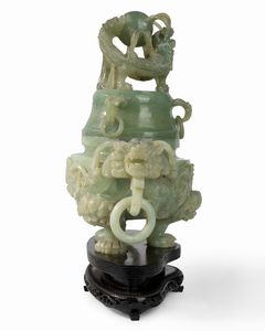 Tripode con mascheroni e anelli in pietra verde su base in legno modanata, Cina secolo XX  - Asta Incanti d'Arte - Associazione Nazionale - Case d'Asta italiane