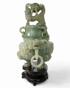 Tripode con mascheroni e anelli in pietra verde su base in legno modanata, Cina secolo XX  - Asta Incanti d'Arte - Associazione Nazionale - Case d'Asta italiane