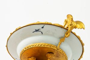 Alzata in bronzo dorato  e porcellana, secolo XX  - Asta Incanti d'Arte - Associazione Nazionale - Case d'Asta italiane