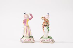 Due statuette raffiguranti Arlecchino e Colombina in porcellana policroma, secolo XIX-XX  - Asta Incanti d'Arte - Associazione Nazionale - Case d'Asta italiane
