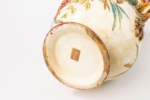 Coppia di vasi biansati in ceramica policroma  - Asta Incanti d'Arte - Associazione Nazionale - Case d'Asta italiane