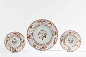 Tre piatti in porcellana famiglia verde  - Asta Incanti d'Arte - Associazione Nazionale - Case d'Asta italiane