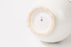 Caffettiera in porcellana bianca e policroma, manifattura di Vienna, seconda metà del secolo XVIII  - Asta Incanti d'Arte - Associazione Nazionale - Case d'Asta italiane