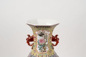 Vaso in porcellana policroma, Cina, secolo XX  - Asta Incanti d'Arte - Associazione Nazionale - Case d'Asta italiane