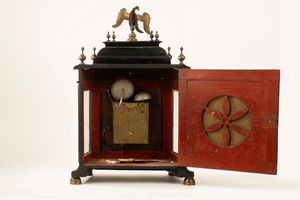 Pendola da tavolo con cassa in legno e vetro di impianto architettonico. Nicolaus Magri Panormi, Palermo, secolo XVIII  - Asta Incanti d'Arte - Associazione Nazionale - Case d'Asta italiane