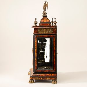 Pendola da tavolo con cassa in legno e vetro di impianto architettonico. Nicolaus Magri Panormi, Palermo, secolo XVIII  - Asta Incanti d'Arte - Associazione Nazionale - Case d'Asta italiane