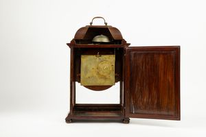 Pendola da tavolo con cassa in legno di impianto architettonico.  - Asta Incanti d'Arte - Associazione Nazionale - Case d'Asta italiane