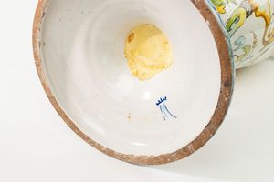 Vaso biansato in maiolica policroma, manifattura Mollica, Napoli, fine secolo XIX/inizio secolo XX  - Asta Incanti d'Arte - Associazione Nazionale - Case d'Asta italiane