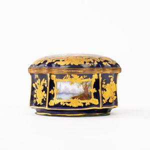 Cofanetto di forma mossa in porcellana policroma su fondo blu, manifattura di Sèvres, fine secolo XIX - inizi secolo XX  - Asta Incanti d'Arte - Associazione Nazionale - Case d'Asta italiane